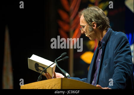 Verranno auto romanziere dalla lettura del suo romanzo phone sul palco a leggio durante il festival di fieno 2017 Hay-on-Wye powys wales uk Foto Stock