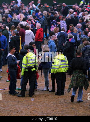 Llanelli, Wales, Regno Unito. Sabato 10 Giugno 2017 la polizia in mezzo alla folla UB40 concerto al Parc y Scarlets, Llanelli, Wales, Regno Unito Foto Stock