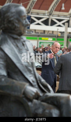 Il Duca di Edimburgo punti alla statua di Isambard Kingdom Brunel presso la stazione di Paddington a Londra, come egli segna il 175mo anniversario del primo viaggio in treno da un monarca britannico. Foto Stock