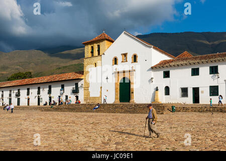 Villa de Leyva, Colombia - 14 Febbraio 2014: le persone nella piazza principale della storica Villa de Leyva in Colombia. Foto Stock