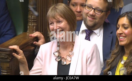 Harriet Harman, deputato, reagisce mentre il primo ministro Theresa May le dà il benvenuto come "Altro della Camera" alla Camera dei Comuni di Londra, durante la sua prima seduta dopo le elezioni. Foto Stock