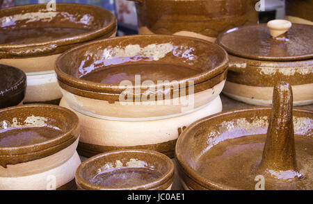 Fatte a mano i recipienti di ceramica nel mercato di oggetti, cucina e decorazione Foto Stock