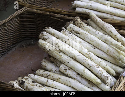 Asparagi in un negozio di alimentari, verdure di stagione Foto Stock