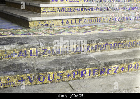 Scale religiosa con simboli a Lourdes, costruzione e architettura Foto Stock