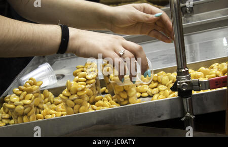 I lupini dolci in cibo, cibo e vendita sul mercato Foto Stock