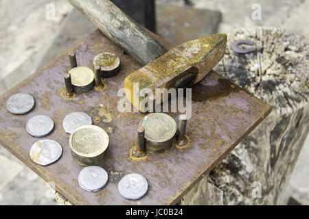 Monete di ferro con stampo in industria di hardware, professioni e business Foto Stock