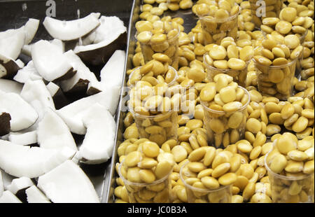 I lupini dolci in cibo, cibo e vendita sul mercato Foto Stock
