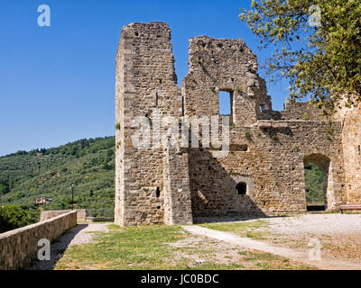 Le rovine del castello, Castelnuovo Magra, Liguria, Italia. Sulla giornata di sole. Foto Stock