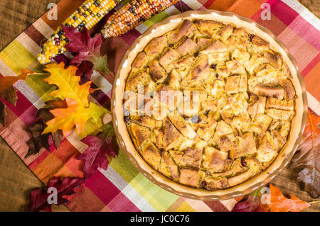 Un pudding di pane con uvetta deserto con caduta o decorazioni di ringraziamento Foto Stock