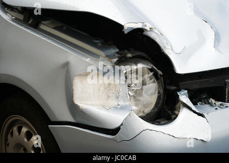 Dettaglio di auto rottamata dopo la fender bender incidente. rotto il faro e martoriata cofano. Foto Stock