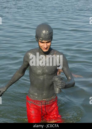 Un ragazzo che ha appena applicato fango terapeutico di Salinas e arenales di san pedro del pinatar, Spagna Foto Stock