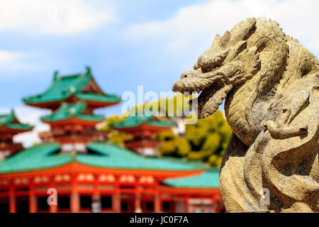 Kyoto, Giappone - 12 Aprile 2013: Il Santuario è classificato come un Beppyou Jinja (il rango sommitale per santuari) dall Associazione dei Santuari Shintoisti. È elencato come un importante proprietà culturale del Giappone Foto Stock