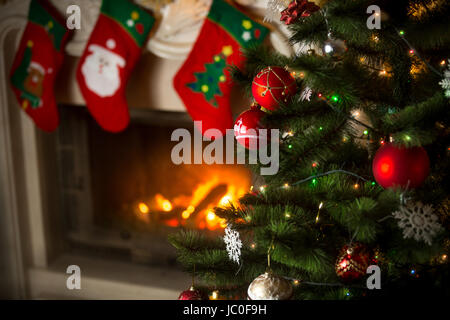 Bellissimo sfondo dell albero di Natale in salotto con caminetto a decorati con le tradizionali calze per i regali Foto Stock