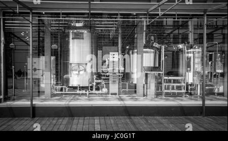 Foto in bianco e nero di grandi cisterne e tubi in fabbrica di birra Foto Stock