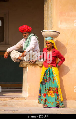 I lavoratori locali in appoggio nel quarto cortile del Forte Amber, Rajasthan, India. Forte Amber è la principale attrazione turistica nella zona di Jaipur. Foto Stock