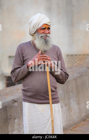 Local uomo a camminare a Galta Tempio a Jaipur, India. Jaipur è il capitale e la più grande città dello stato indiano del Rajasthan. Foto Stock