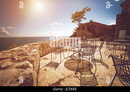 Tonica foto del vecchio ristorante terrazza estiva a giornata di sole Foto Stock