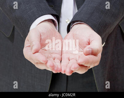 Imprenditore manciata da due palme - gesto mano close up Foto Stock