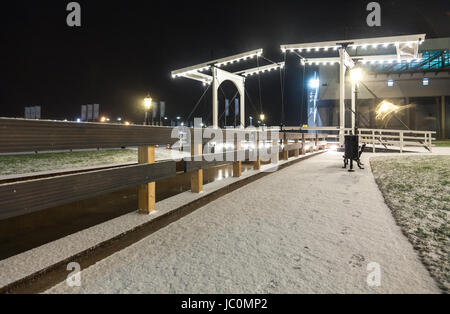 Bellissima vista del ponte levatoio sul fiume di notte Foto Stock