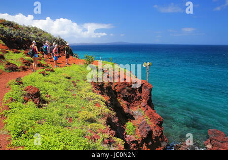 Gruppo di persone che visitano l'isola Rabida in Galapagos National Park, Ecuador. Isole Galapagos sono Patrimonio Mondiale dell Unesco Foto Stock