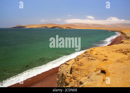 Roja spiaggia in Paracas riserva nazionale, Perù. Scopo principale della Riserva è di proteggere ecosistema marino e storico patrimonio culturale. Foto Stock