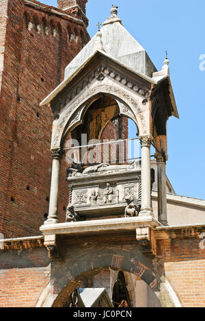 Tomba di podestà di Verona Guglielmo da Castelbarco su arco della chiesa di Sant'Anastasia, Italia Foto Stock