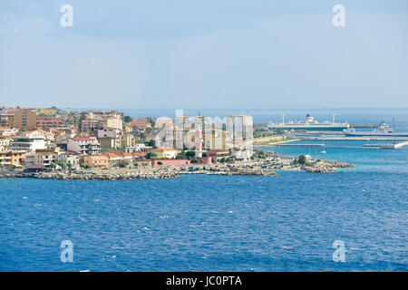 Porto e Faro di Villa San Giovanni della città di Reggio di Calabria dallo Stretto di Messina, Italia nel giorno di estate Foto Stock