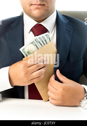 Primo piano di imprenditore nascondendo la busta con i soldi in tasca a camicia Foto Stock