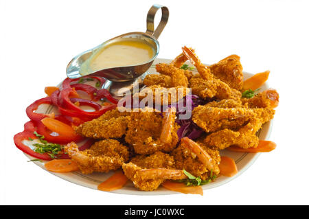 Gamberi fritti in pastella e guarnita con decapati cavolo rosso, carote e della campana di pepe rosso Foto Stock