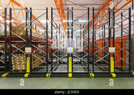 Automated Storage shelving system nel centro di distribuzione Foto Stock