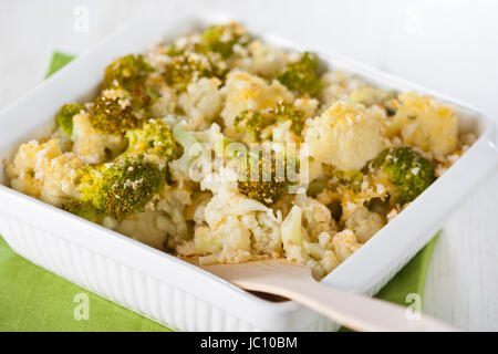 Broccoli e cavolfiore gratinato in bianco casseruola Foto Stock