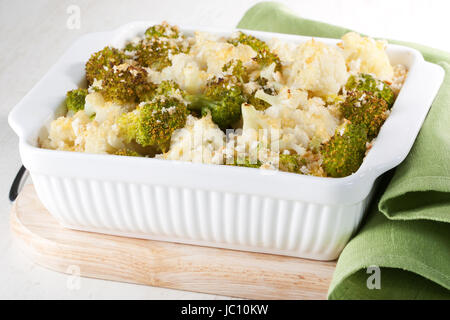 Broccoli e cavolfiore gratinato in bianco casseruola Foto Stock