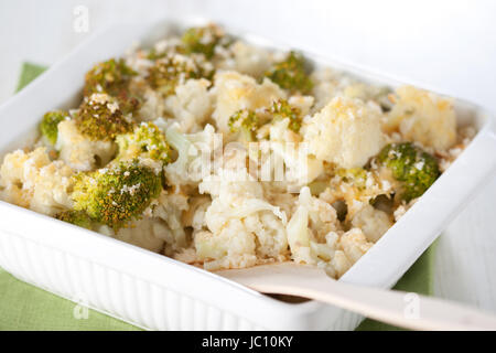 Broccoli e cavolfiore gratinato in bianco casseruola Foto Stock