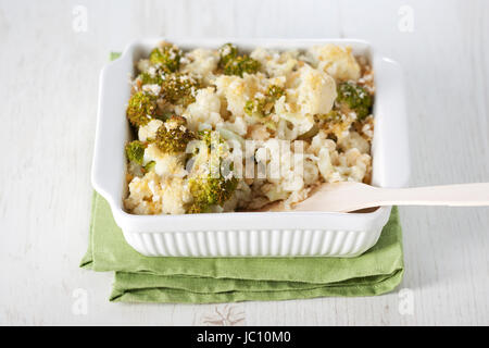 Broccoli e cavolfiore gratinato in bianco casseruola Foto Stock