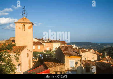 Das Dorf Ramatuelle in der Bucht von Saint Tropez, Costa Azzurra, Frankreich Foto Stock