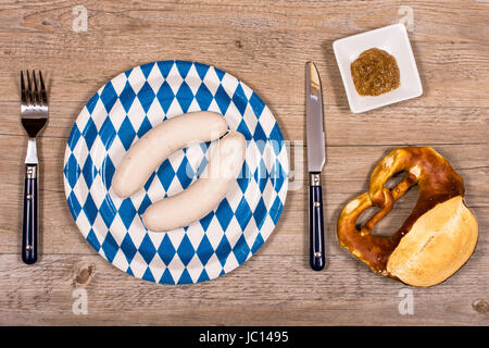 Brotzeit mit salsiccia bianca, Brezel und süssen Senf Foto Stock