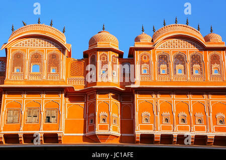 Dettaglio della casa tradizionale a Jaipur, Rajasthan, India. Jaipur è la capitale e la città più grande del Rajasthan. Foto Stock