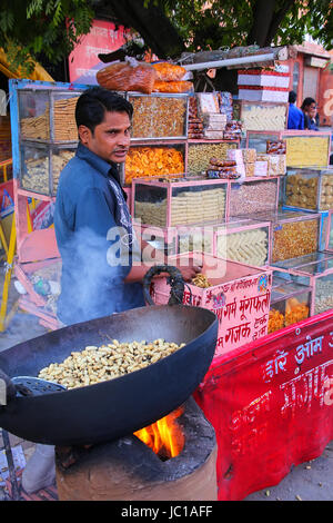 Uomo locali vendono spuntini al Johari Bazaar a Jaipur, India. Jaipur è la capitale e la città più grande del Rajasthan. Foto Stock