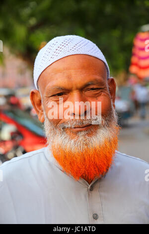 Ritratto di uomo musulmano permanente al Johari Bazaar Street a Jaipur, Rajasthan, India. Jaipur è la capitale e la città più grande del Rajasthan. Foto Stock