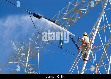 Linee di trasmissione in manutenzione geotermica impianto Powerr CERRO PRIETO Comisión Federal de Electricidad MESSICO. Foto Stock