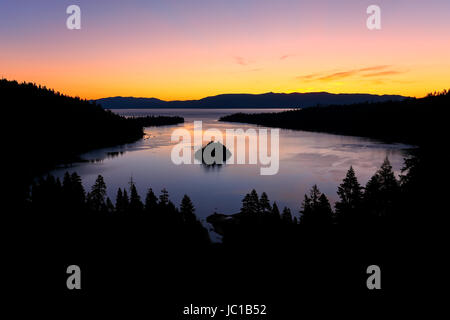 Alba sul Emerald Bay sul Lago Tahoe, California, Stati Uniti d'America. Il lago Tahoe è il più grande lago alpino in America del Nord Foto Stock