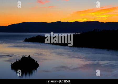 Alba sul Emerald Bay sul Lago Tahoe, California, Stati Uniti d'America. Il lago Tahoe è il più grande lago alpino in America del Nord Foto Stock