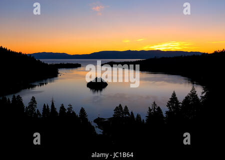 Alba sul Emerald Bay sul Lago Tahoe, California, Stati Uniti d'America. Il lago Tahoe è il più grande lago alpino in America del Nord Foto Stock