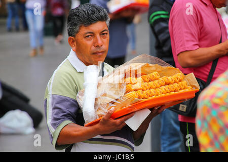 Locali di vendita uomo churros in strada di Lima, Perù. Lima è la capitale e la più grande città del Perù. Foto Stock