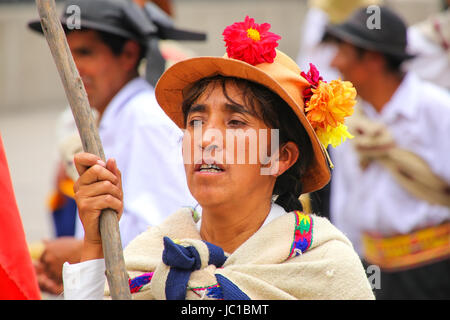 Ritratto di una donna ballare durante la festa della Vergine de la Candelaria a Lima in Perù. Il nucleo del festival è la danza e la musica eseguita da d Foto Stock