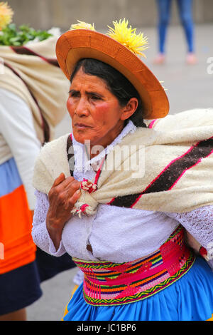 Local woman dancing durante il Festival della Vergine de la Candelaria a Lima in Perù. Il nucleo del festival è la danza e la musica eseguita da differenti Foto Stock