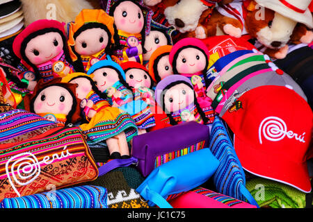 Il display della tradizionale souvenir al Mercato in Lima, Perù. Lima è la capitale e la più grande città del Perù. Foto Stock