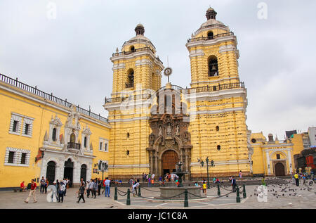 Monastero di San Francisco in Lima, Perù. La chiesa e il convento sono parte del centro storico di Lima, che era stato aggiunto al Patrimonio Mondiale UNESCO Foto Stock