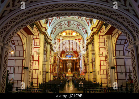 Interno del monastero di San Francisco in Lima, Perù. La chiesa e il convento sono parte del centro storico di Lima, che era stato aggiunto all'UNESCO Wo Foto Stock