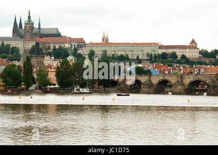 Il Castello di Praga è un castello di Praga dove il re di Boemia, gli imperatori del Sacro romano impero e dei presidenti della Cecoslovacchia e della Repubblica ceca hanno avuto i loro uffici. Il boemo i Gioielli della Corona sono mantenuti entro una stanza nascosta all'interno di esso. Foto Stock